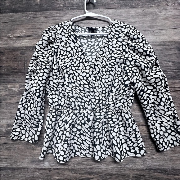 Who What Wear Black and White Fitted Blouse with 3/4 Sleeves and Ruched Design - Picture 1 of 7